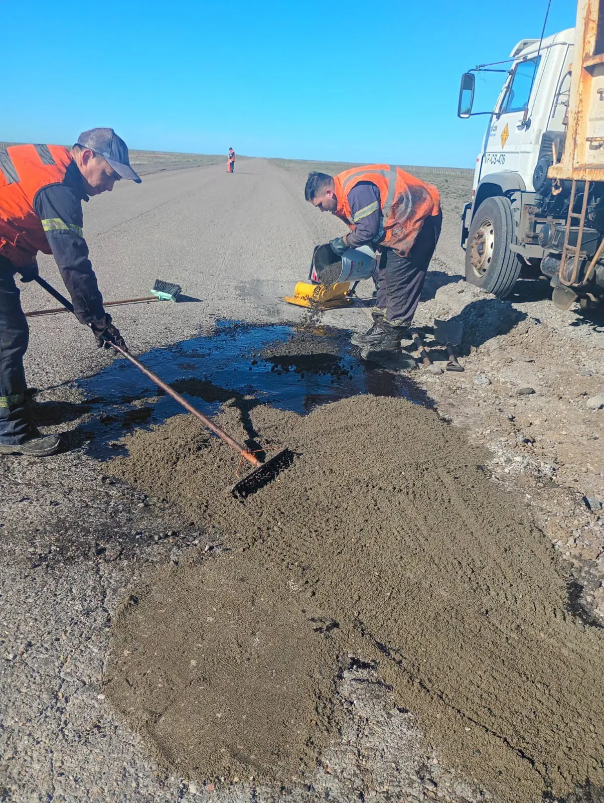Realizan trabajos de bacheo en la Ruta Nacional 3 entre Tres Cerros y ...