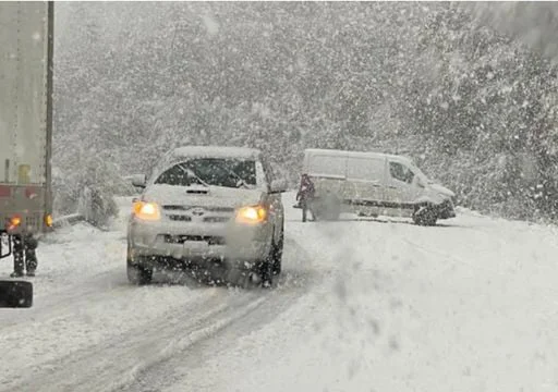 alerta-nevadas-viento-patagonia-lluvia-zonda-ruta-40-bariloche-fronterizo-cerrados-ciclon-1714465644741_512