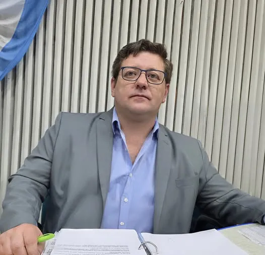 Manuel Gomez gobernR CREe trABAJO