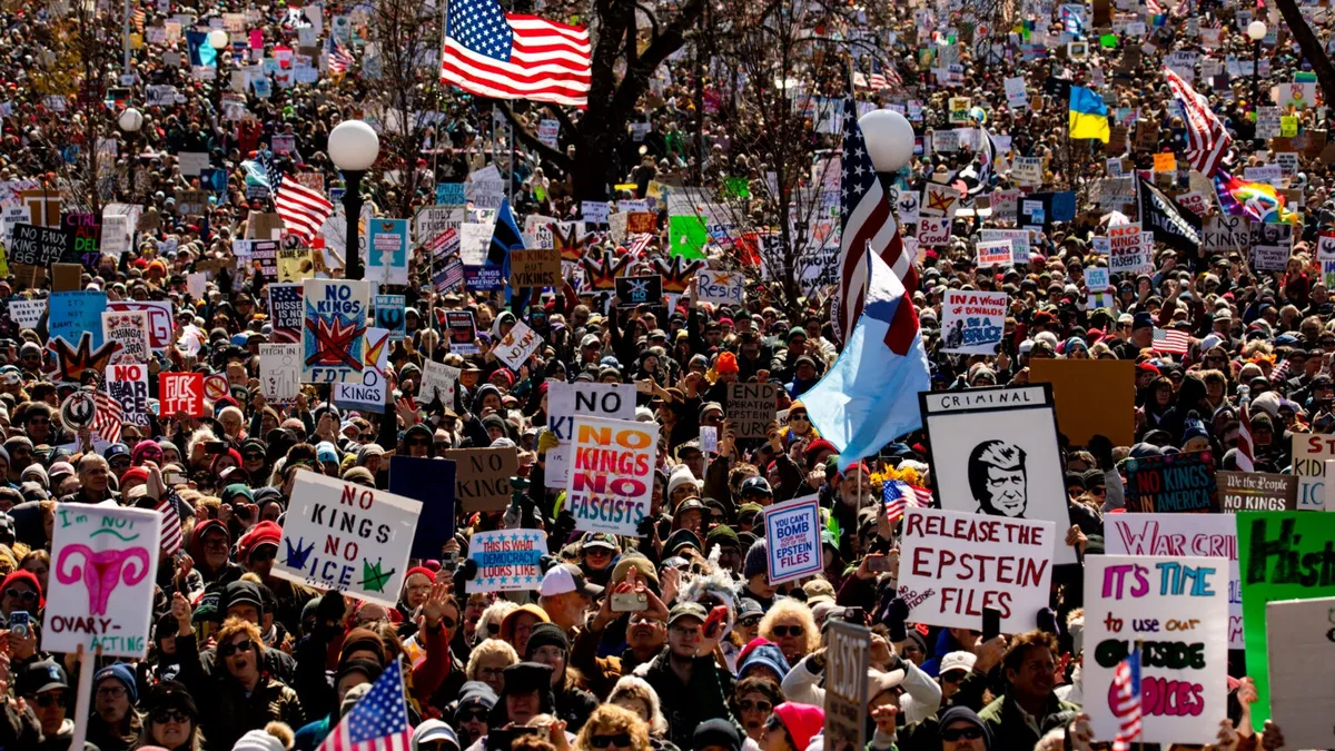 multitudinaria-protesta-contra-las-politicas-trump-el-capitolio-st-paul-minnesota-estados-unidos