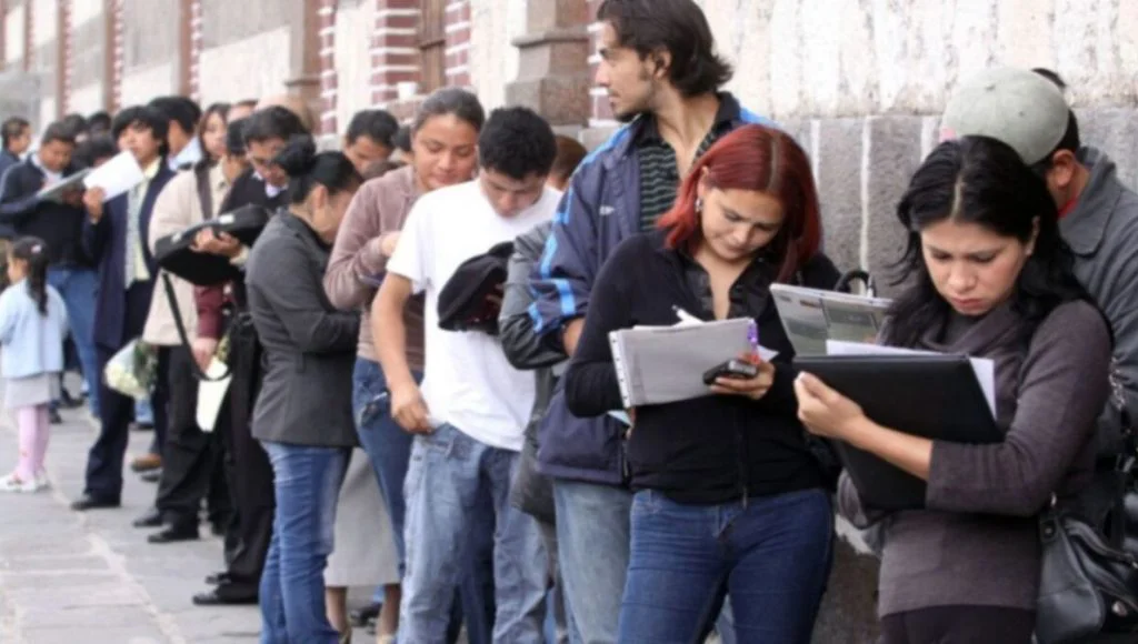 largas-filas-en-busca-de-un-empleo-1238798-1024x580