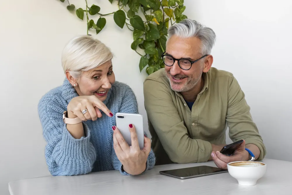 pareja-ancianos-aprendiendo-usar-tecnologia-scaled
