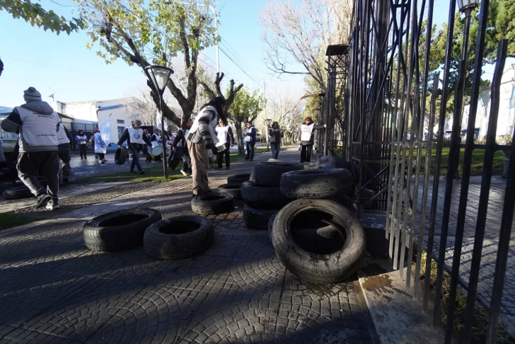 quema-cubiertas-docentes-adosac-casa-gobierno-santa-cruz-cumpleanos-vidal-LF-2-728x486